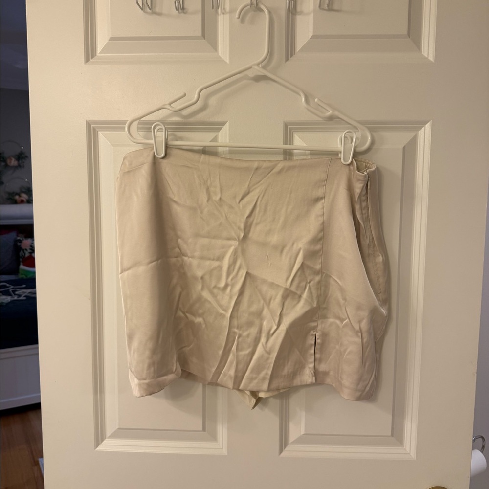Abercrombie Satin-blend slit mini skort in cream